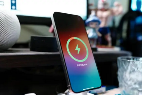 巧家苹果15换屏服务分享用什么充电器给iPhone15充电更好 